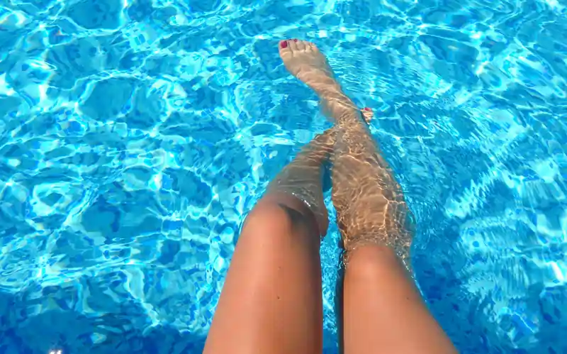 Gambe depilate di donna in piscina | LaserMilano